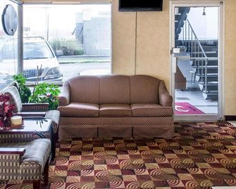Economy Inn & Suites - Warren - Living room