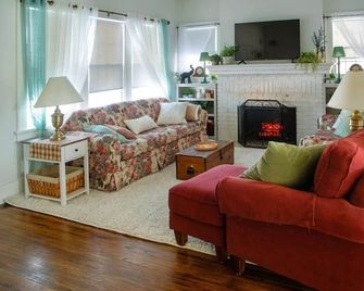 The Comfy Cottage-4 BR, 2 BA, Sleeps up to 10! - Hastings - Huiskamer