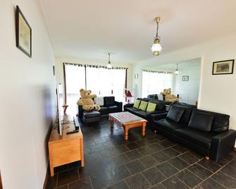 KiNam Vinea - A Vineyard Farmhouse in the Yarra Valley - Gladysdale - Sala de estar