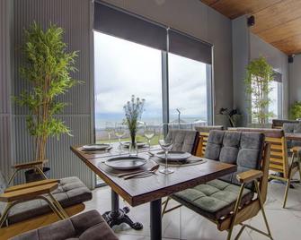 Apart hotel Novel - Korumdu - Comedor