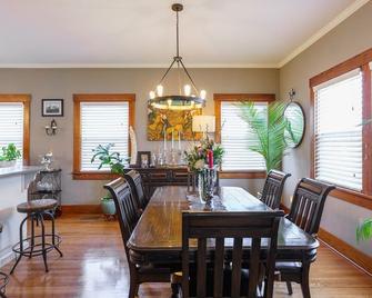 The historic Mahoney House in Russell is ideal for families and large groups. - Russell - Jídelna