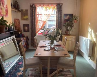 Glastonbury 2-Bed House Sleeps 6 & Pet Friendly - Glastonbury - Eetruimte