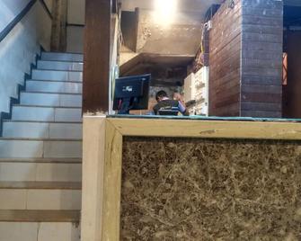 Hotel Parag - Pune - Front desk