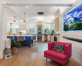 '1855 Grand Mansion In Historical Charlestown' 6 bed 4.5 bath Renovated 2021 - בוסטון - סלון