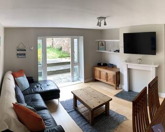 Ryde Beach Garden Apartment - Ryde - Living room