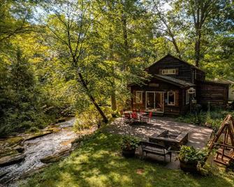 Creek Haven · Magical Stream Side Cottage W/Hot Tub - Confluence - Patio