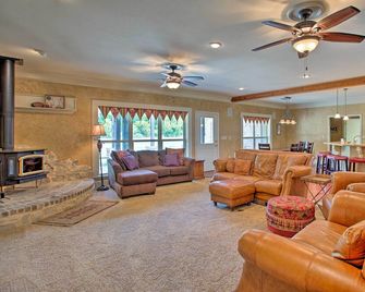 Spacious Stallion Lake Ranch Home w/ Patio - Lindale - Huiskamer