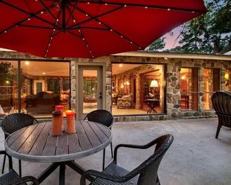 8 acres of fun & relaxation in a beautiful Rock Cottage with a pool and hot tub - Tomball - Patio