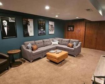 The Urban Lake House: Near Avalon Grand Resort - Warren - Living room
