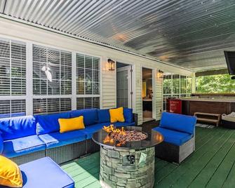 Hot-Tub | Sauna | 5 Kings | Arcade | Sleeps 17 | Beachaccess| Fire Features| Pfm - Smithville - Patio