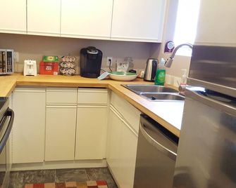 Private Two-Bedroom Apartment with 3 beds in the heart of Downtown - Yellowknife - Kitchen