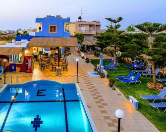 Eltina Apartments - Mália - Pool
