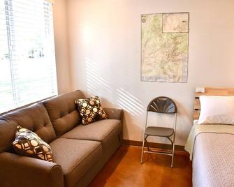 Zion's Camp and Cottages - La Verkin - Living room