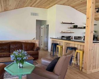 River Retreat with Kayaks, Firepits, Stars - Strasburg - Living room