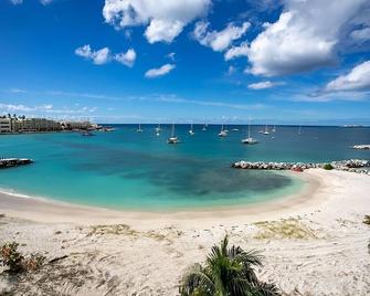 Steps to Kim Sha Beach! Full Kitchen, Free Parking, Outdoor Swimming Pool! - Cole Bay - Playa