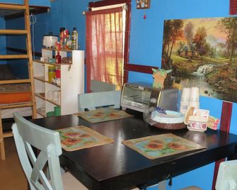 Charming cabin in Spring Hill with AC, WiFi, Corgis, Chickens, Star view - Spring Hill - Dining room