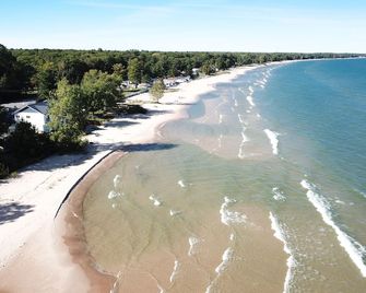 Beach Club of Oscoda Cottages - Oscoda - Beach