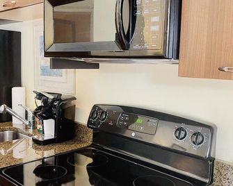 Prime downtown location, luxury condo getaway - Wilmington - Kitchen