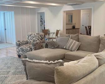 Come visit this Amazing Cottage on Beautiful Lake Reedy! - Frostproof - Living room