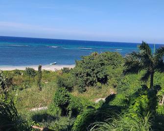 Sweet escape by the sea 1-bedroom apartment in Montego Bay with WiFi, AC - Montego Bay