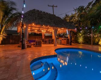 Tiki Paradise Oasis Home + Pool, Tiki Hut & 10 Min to Beach! New Outdoor Kitchen - West Palm Beach - Pool