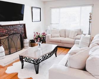 Lovely Single Family Home with front & back yard at the Heart of Silicon Valley - Milpitas - Living room