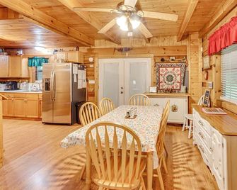 Large Mountain Creek! Cabin in Tellico Plains - Tellico Plains - Dining room