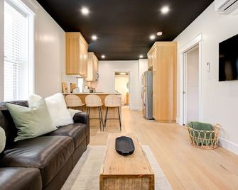 The Otis on Victoria Park - 2 Bed 1 Bath - Kitchener - Living room