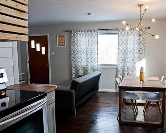 ️Cute Modern Cottage 3 min from Purdue Campus! ️ - West Lafayette - Dining room