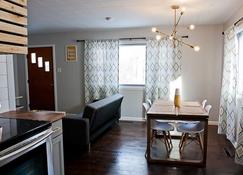 ️Cute Modern Cottage 3 min from Purdue Campus! ️ - West Lafayette - Ruang makan