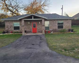 Adorable 2-bedroom guesthouse with patio - Weatherford - Edificio