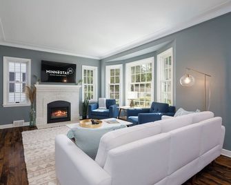 Shoreline Villa - Robbinsdale - Sala de estar
