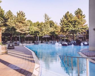 Luxurious Castle Retreat in Austria Little Versailles with Nearby Spas - Ried im Innkreis - Zwembad