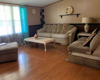 5 bdrm, 3 full bth, large living room and fireplace area. - Roxboro - Living room