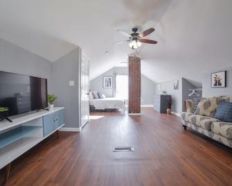 Steps to Southeast Hospital - Fast Wifi - King Bed - Cape Girardeau - Living room