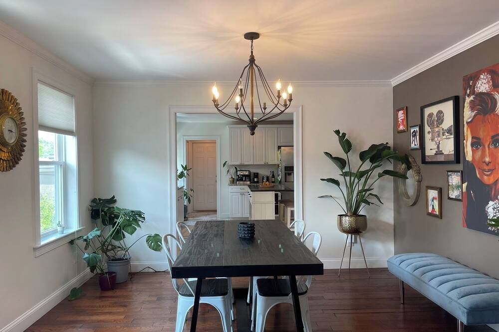 Funky and cozy home ! A little bit of everything for everyone.