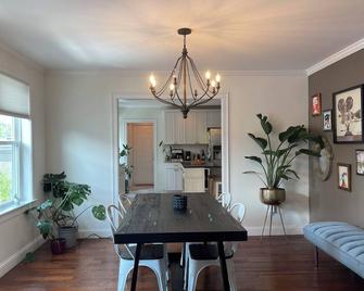 Funky and cozy home ! A little bit of everything for everyone. - Arlington - Dining room