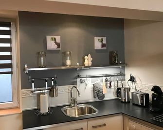 Quiet, air-conditioned apartment for 4 in city center - Cassis - Kitchen