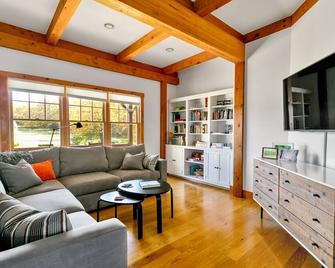 Spacious/Secluded Home w/Pool, Chefs Kitchen, Neighboring Farm Pastoral Views - High Falls - Living room