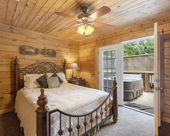 Premium Real Cabin Great Getaway, Hottub, Piano, Near Shows, Near Big Cedar, Jacuzzi Tub - Ridgedale - Bedroom