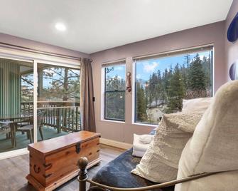 Ski In Ski Out 3 Bdr Steps From Stagecoach Lift - Stateline - Living room