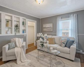 Modern 1br Near Syracuse U, Zoo & Dome, Fast Wifi - Syracuse - Living room