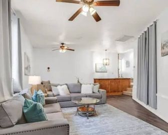 Beautiful Oasis with rv or boat parking - Las Vegas - Living room