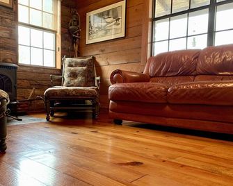 Romantic Rock Cabin, Beautiful, Spectacular Views Of Frio River & Mountains! - Concan - Sala de estar