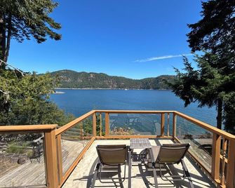 Shangrila Luxury Waterfront King Suite | Private Balcony & Beach Access - Pender Island - Balcony