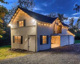 Gorgeous Farmhouse in Lewis Center with a private pond, barn and a backyard - Lewis Center - Edificio