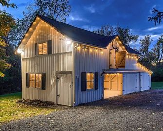 Gorgeous Farmhouse in Lewis Center with a private pond, barn and a backyard - Lewis Center - Building