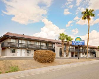Days Inn & Suites by Wyndham Needles - Needles - Building