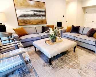Stunning, Designer 6 Bdrm Lake House, Relaxing Retreat, 15 Min From Gsp! - Greer - Living room