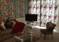 Homely and Cosy Birch Close House with Free Parking, Garden & Sleeps 8 - Cambridge - Wohnzimmer